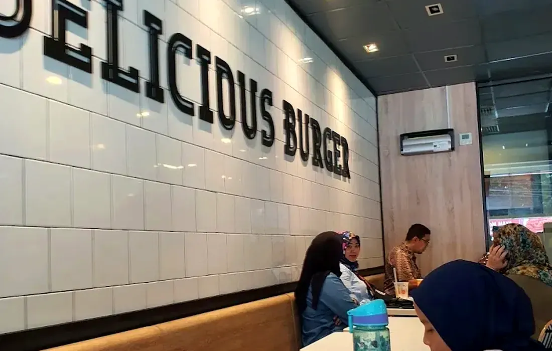 Kolase eksterior, suasana area makan, dan pilihan menu McDonald's Bintaro Sektor 9